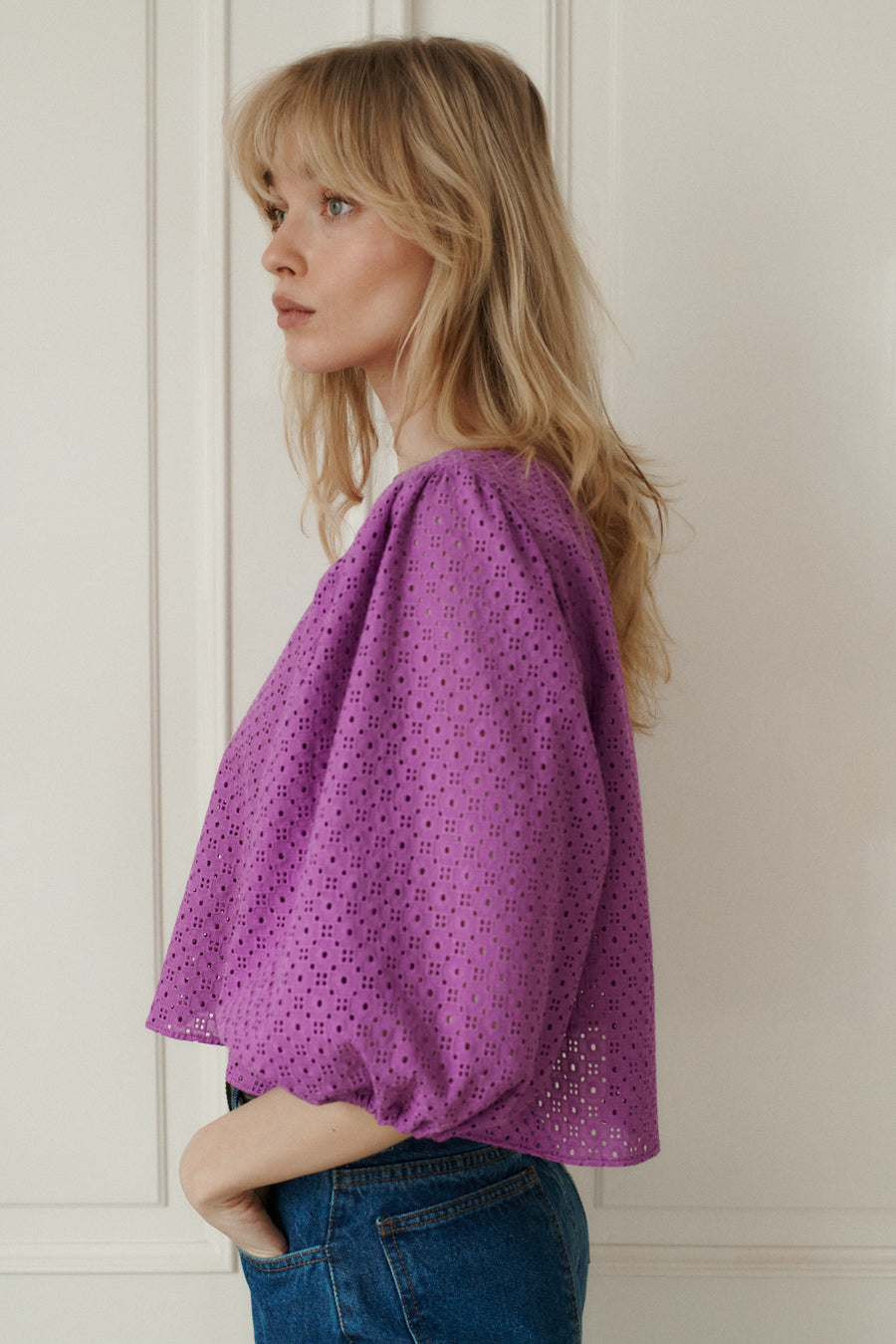 *spodnie-jeansowe-z-bawelny-z-recyklingu-05-18-medium-indigo* ?Modelka ma 179 cm wzrostu i prezentuje rozmiar XS/S?