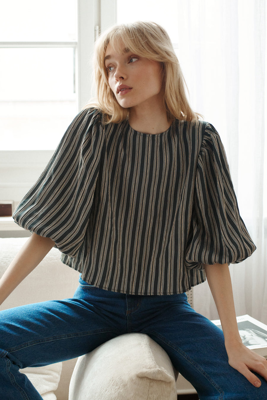 *spodnie-jeansowe-z-bawelny-z-recyklingu-05-18-medium-indigo* ?Modelka ma 179 cm wzrostu i prezentuje rozmiar XS/S?