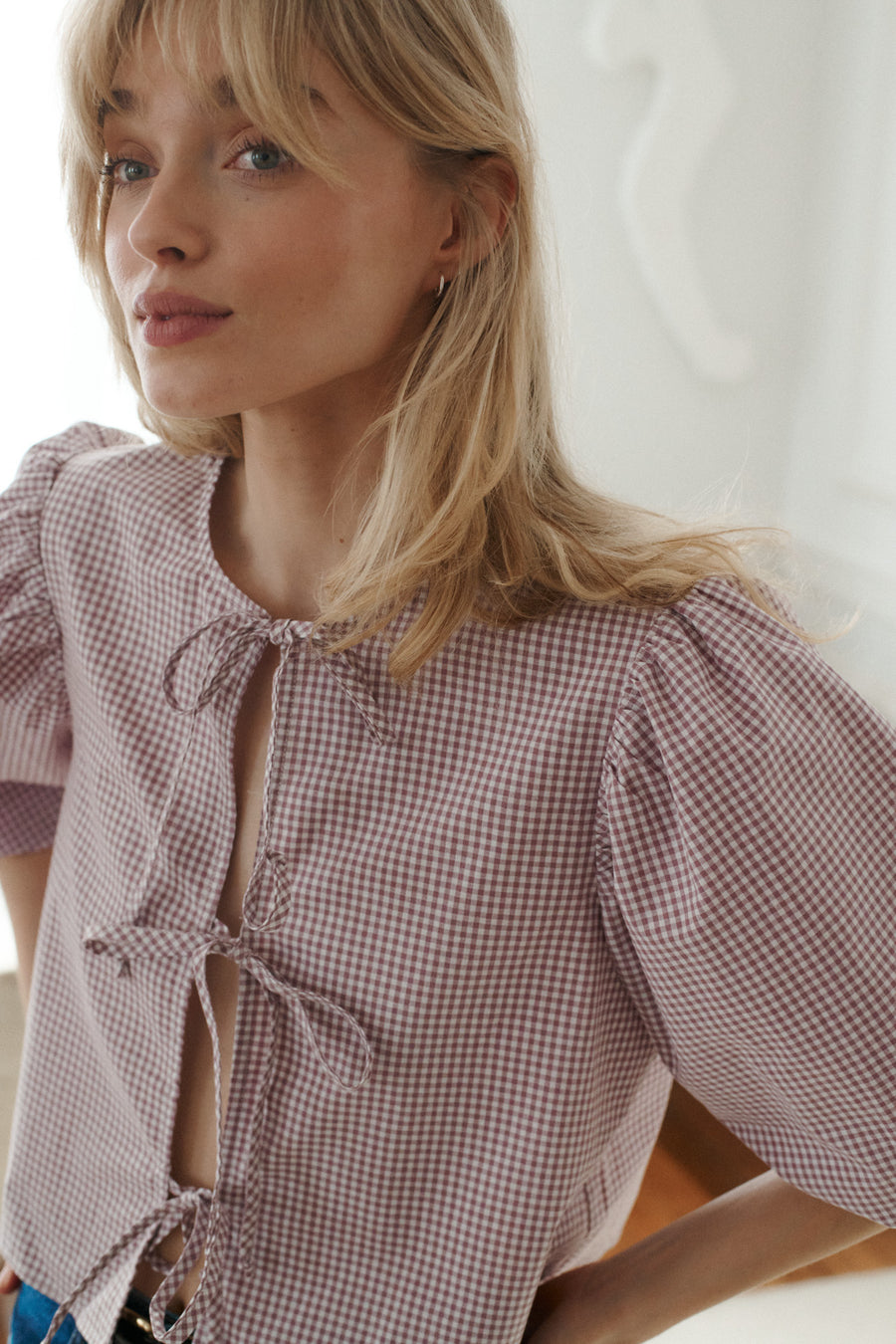 *spodnie-jeansowe-z-bawelny-z-recyklingu-05-18-medium-indigo*  ?Modelka ma 179 cm wzrostu i prezentuje rozmiar XS/S?