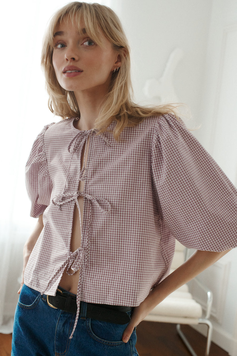 *spodnie-jeansowe-z-bawelny-z-recyklingu-05-18-medium-indigo*  ?Modelka ma 179 cm wzrostu i prezentuje rozmiar XS/S?