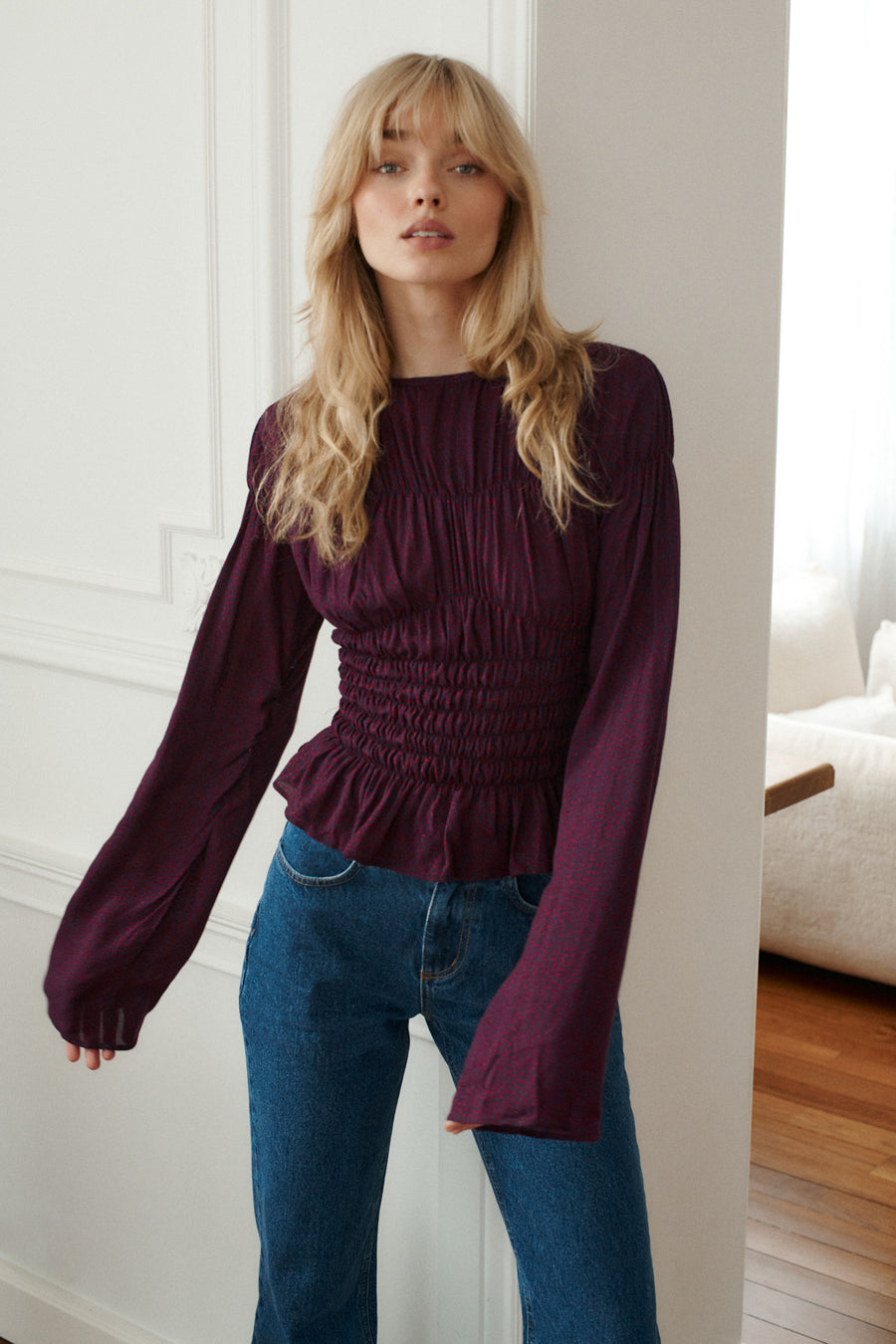 Bluzka z wiskozy / 12 / 30 / midnight bloom*spodnie-jeansowe-z-bawelny-z-recyklingu-05-18-medium-indigo* ?Modelka ma 179 cm wzrostu i prezentuje rozmiar XS?