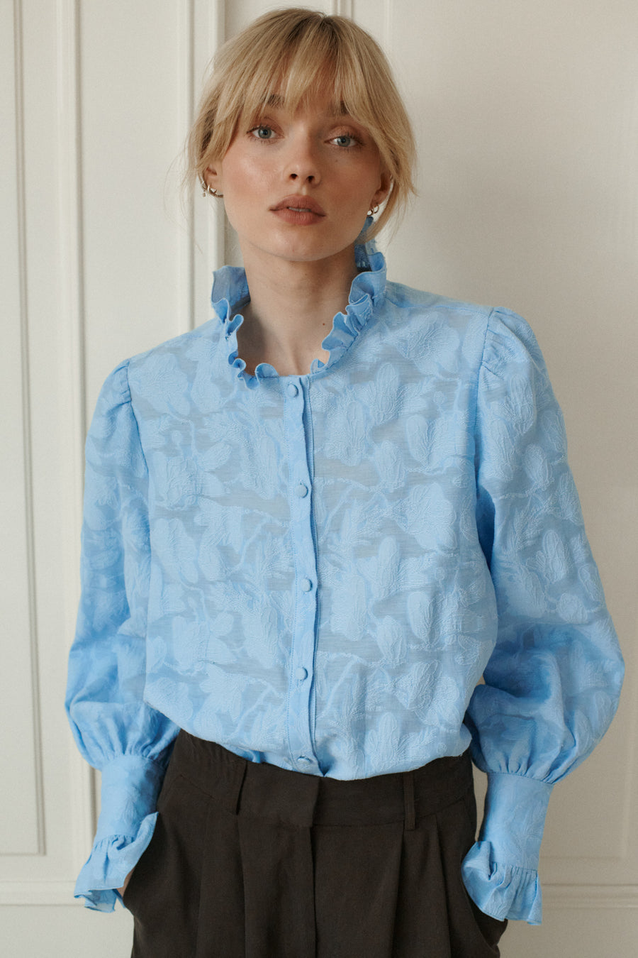 Koszula z bawełny / 12 / 29 / sky blue *spodnie-z-tencelu-05-02-dark-wood* ?Modelka ma 179 cm wzrostu i prezentuje rozmiar XS/S?