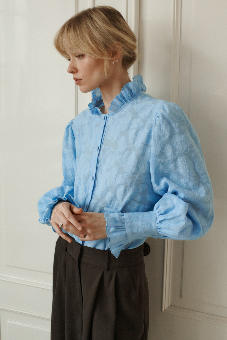 Koszula z bawełny / 12 / 29 / sky blue *spodnie-z-tencelu-05-02-dark-wood* ?Modelka ma 179 cm wzrostu i prezentuje rozmiar XS/S?