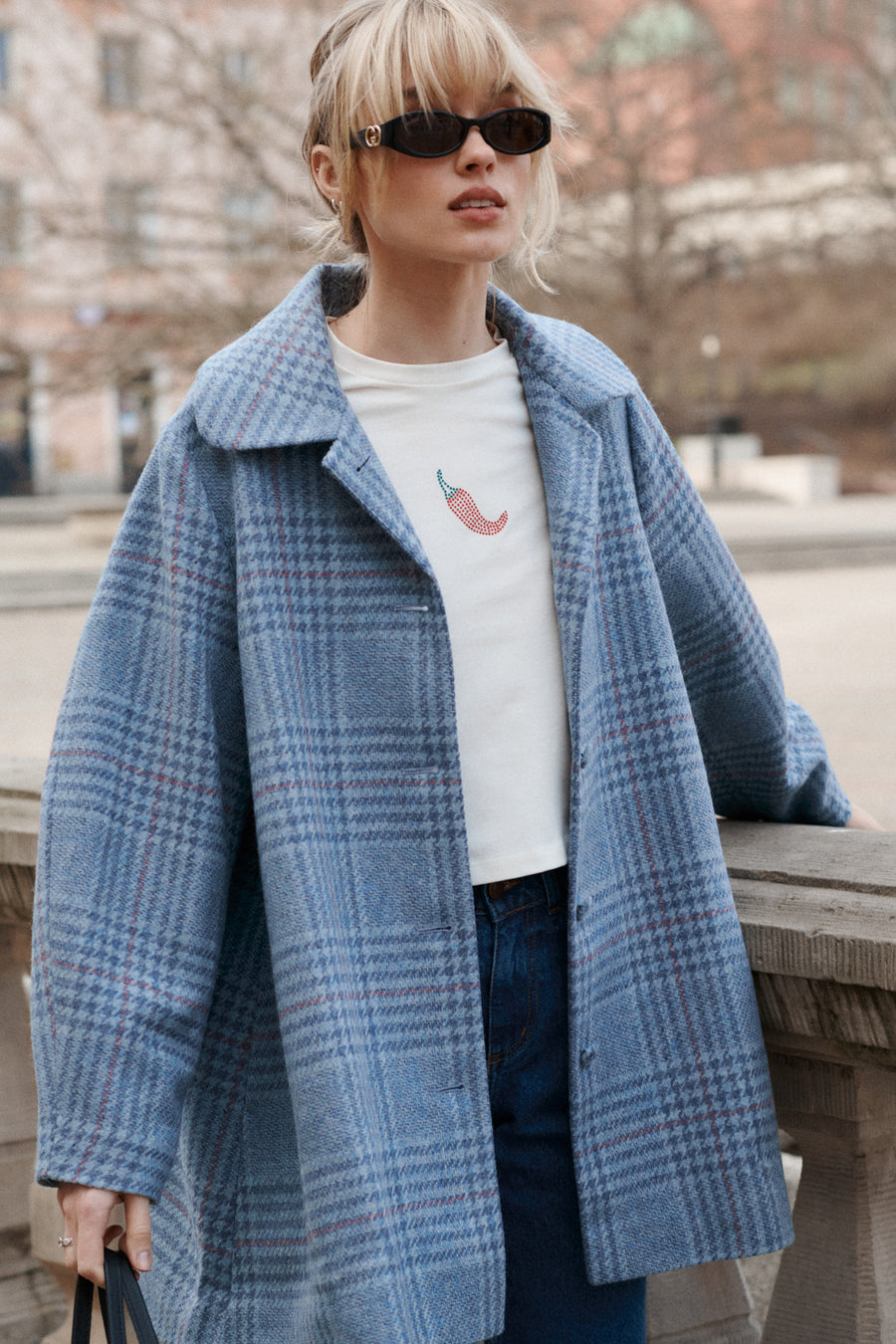 *t-shirt-z-bawelny-organicznej-13-32-spicy-white,spodnie-jeansowe-z-bawelny-z-recyklingu-05-18-medium-indigo*  ?Modelka ma 179 cm wzrostu i prezentuje rozmiar M/L?