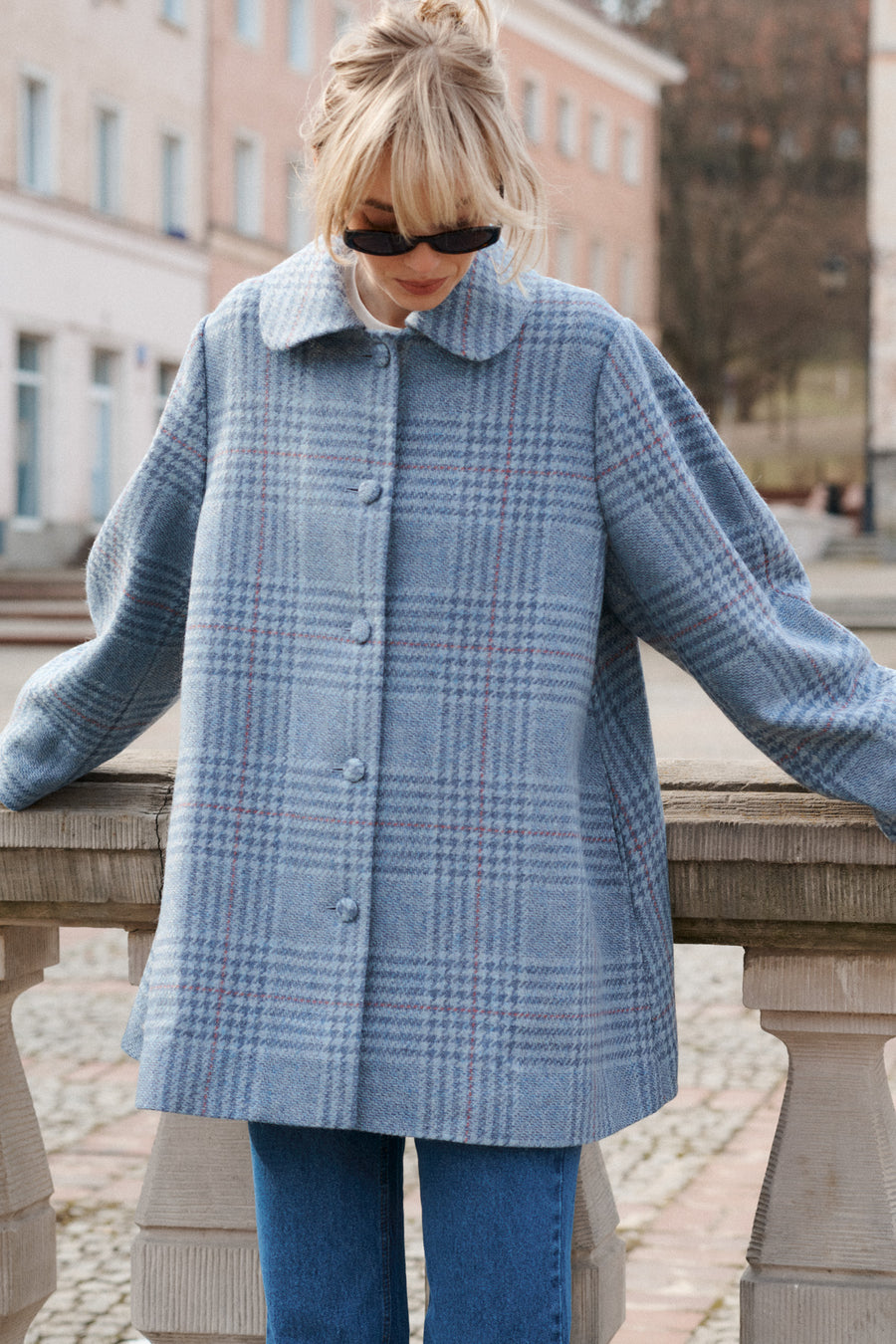 *spodnie-jeansowe-z-bawelny-z-recyklingu-05-18-medium-indigo*  ?Modelka ma 179 cm wzrostu i prezentuje rozmiar M/L?