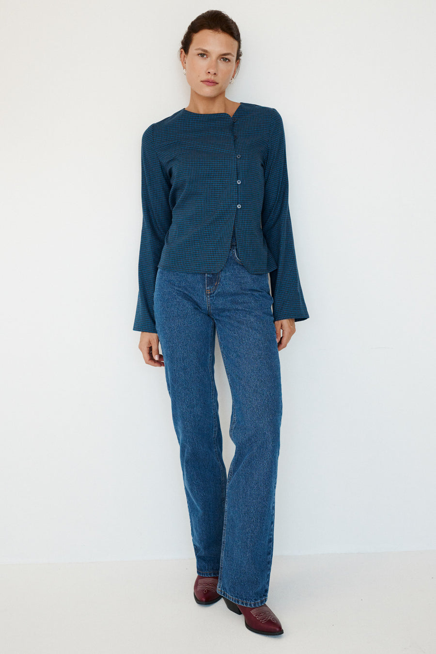 ?Modelka ma 176 cm wzrostu i prezentuje rozmiar XS? *spodnie-jeansowe-z-bawelny-z-recyklingu-05-18-medium-indigo*