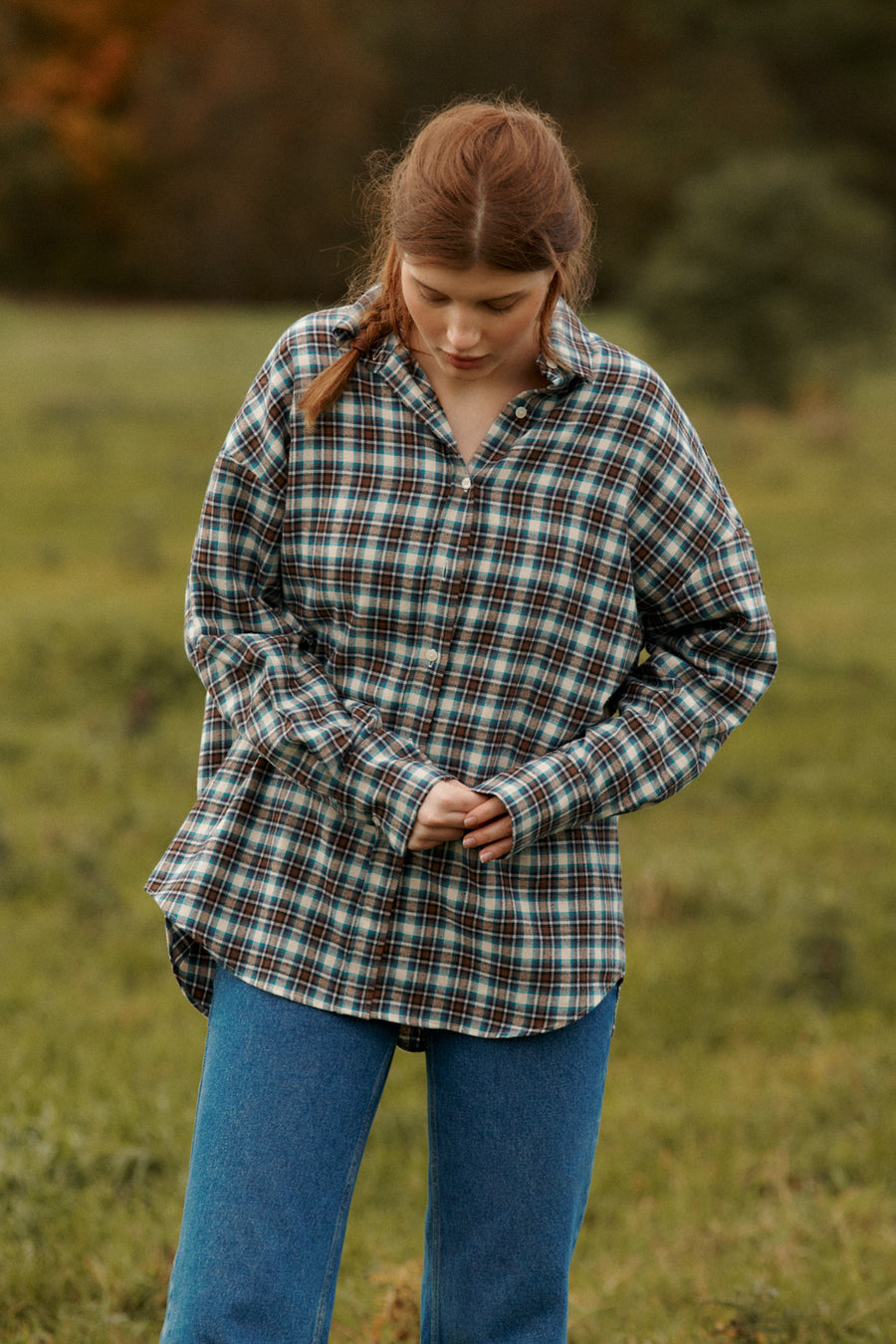 ?Modelka ma 178 cm wzrostu i prezentuje rozmiar M/L? *spodnie-jeansowe-z-bawelny-z-recyklingu-05-18-medium-indigo*