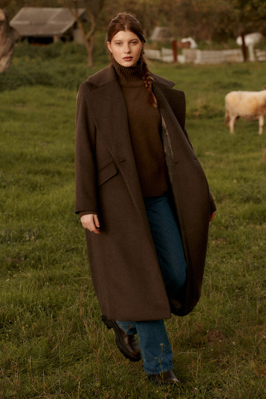 ?Modelka ma 178 cm wzrostu i prezentuje rozmiar M? *sweter-z-welny-16-16-calm-brown*