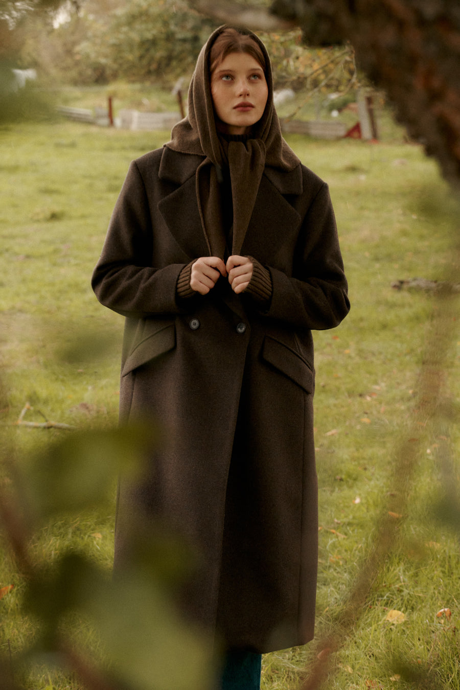 ?Modelka ma 178 cm wzrostu i prezentuje rozmiar M? *chusta-z-welny-21-17-calm-brown*