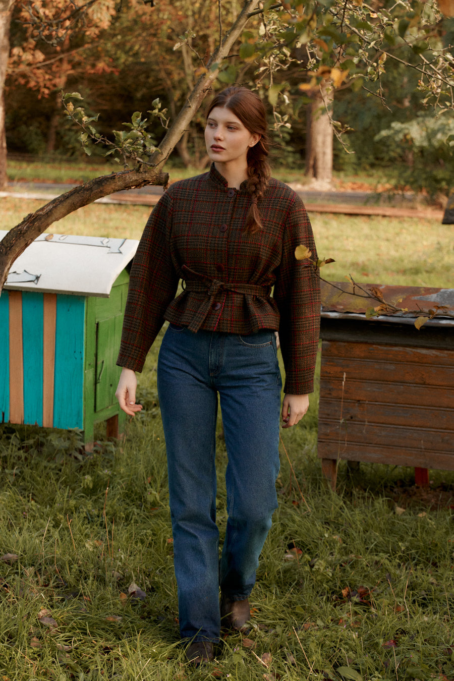 ?Modelka ma 178 cm wzrostu i prezentuje rozmiar XS?  *spodnie-jeansowe-z-bawelny-z-recyklingu-05-18-medium-indigo*