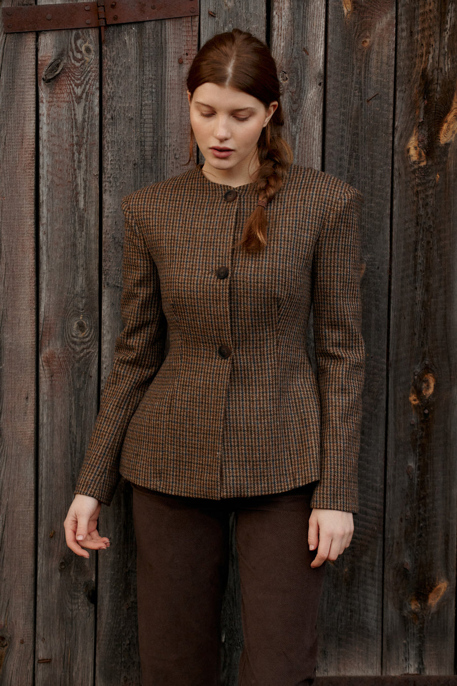 ?Modelka ma 178 cm wzrostu i prezentuje rozmiar XS? *spodnie-z-bawelny-05-19-mahogany-brown*