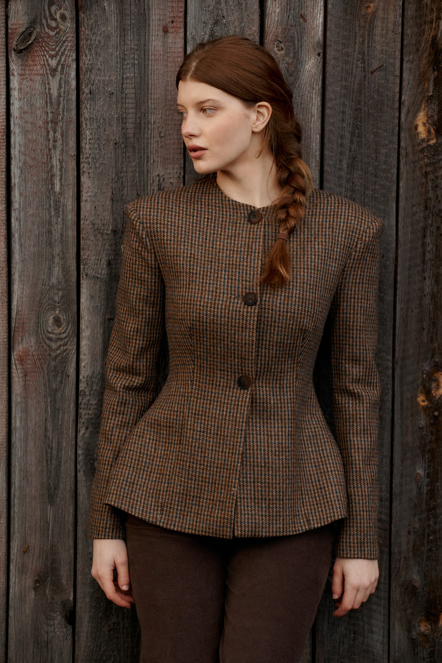 ?Modelka ma 178 cm wzrostu i prezentuje rozmiar XS? *spodnie-z-bawelny-05-19-mahogany-brown*