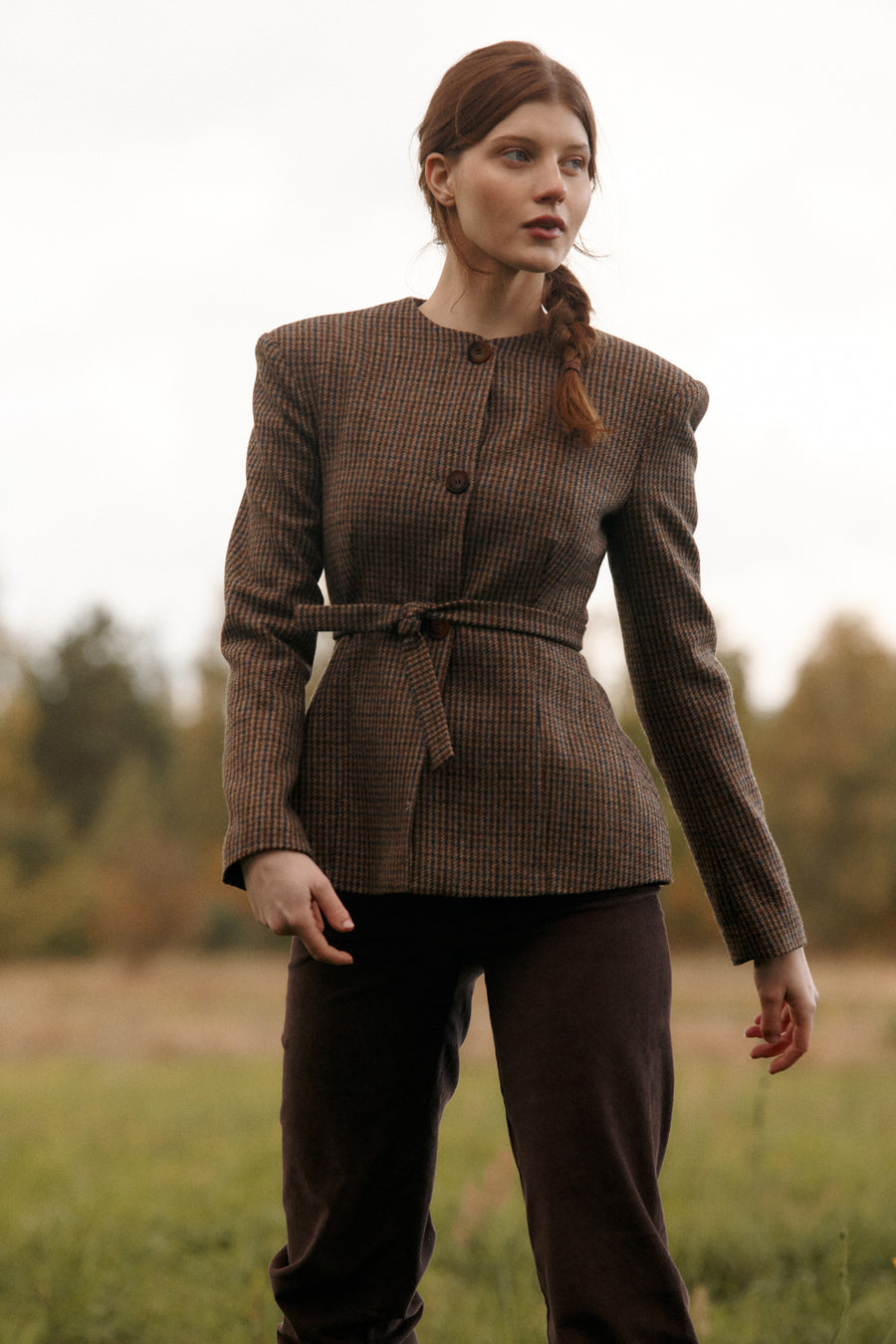 ?Modelka ma 178 cm wzrostu i prezentuje rozmiar XS? *spodnie-z-bawelny-05-19-mahogany-brown*