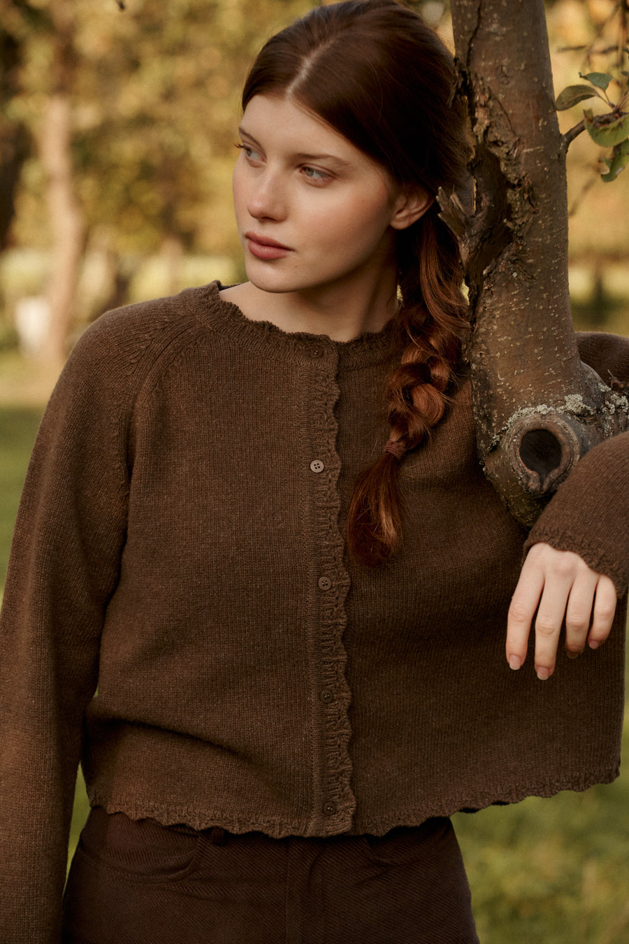 ?Modelka ma 178 cm wzrostu i prezentuje rozmiar M/L? 
*spodnie-z-bawelny-05-19-mahogany-brown*