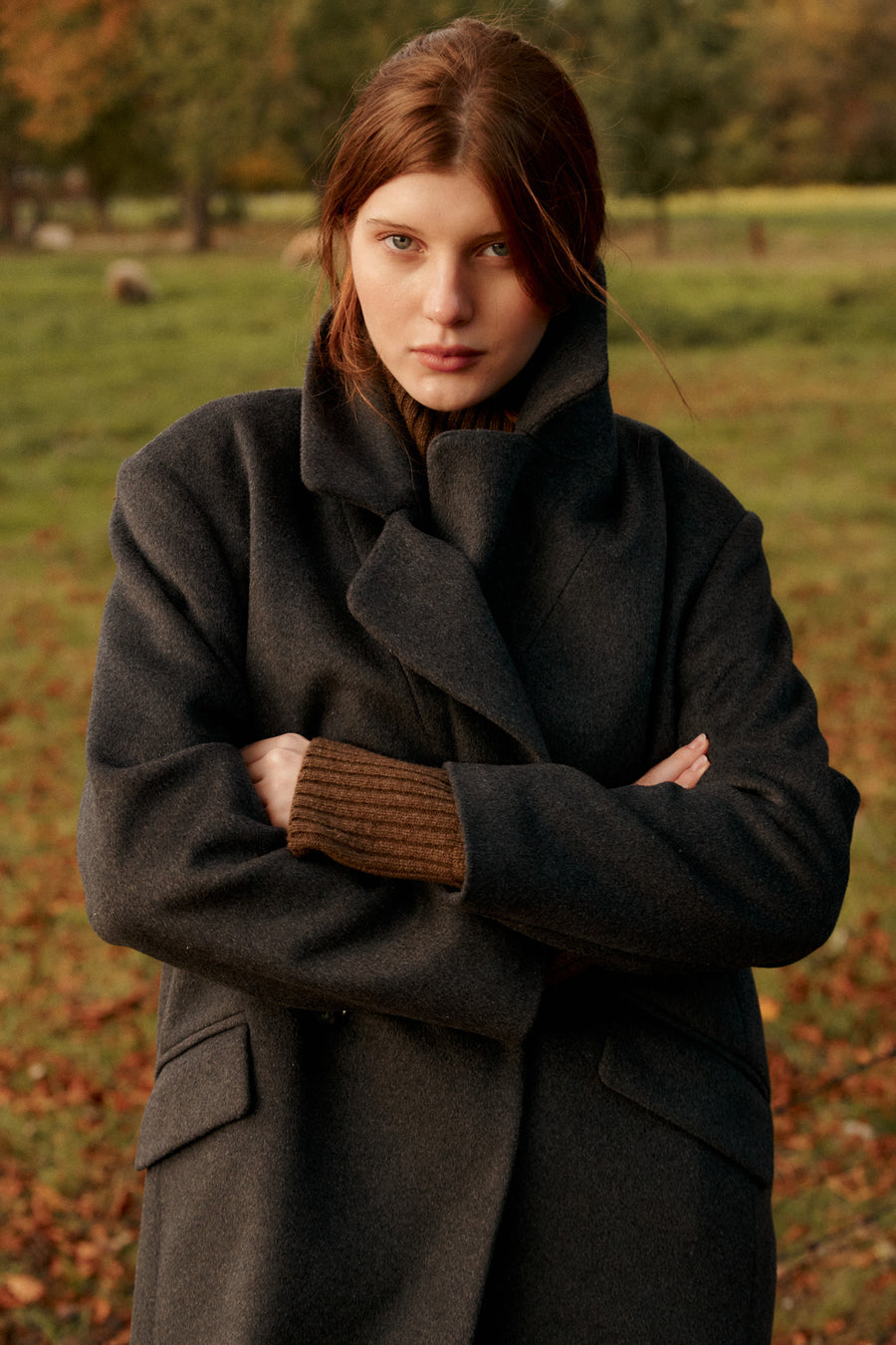 ?Modelka ma 178 cm wzrostu i prezentuje rozmiar M? *sweter-z-welny-16-16-calm-brown*