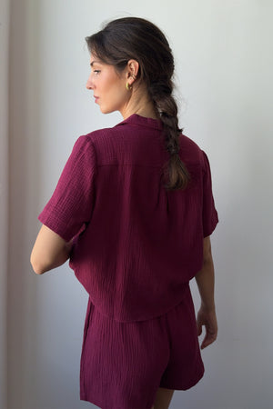 Koszula z muśliniu / 12 / 01 / dark raspberry *szorty-z-muslinu-09-08-dark-raspberry*?Modelka ma 178 cm wzrostu i prezentuje rozmiar XS/S?