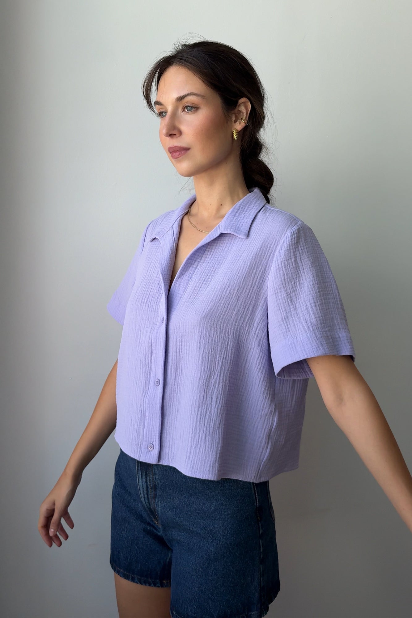 Koszula z muśliniu / 12 / 01 / vibrant lilac ?Modelka ma 178 cm wzrostu i prezentuje rozmiar XS/S?