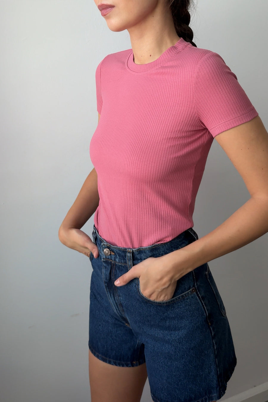 T-shirt z bawełny organicznej / 13 / 04 / raspberry pink ?Modelka ma 178 cm wzrostu i prezentuje rozmiar XS? 