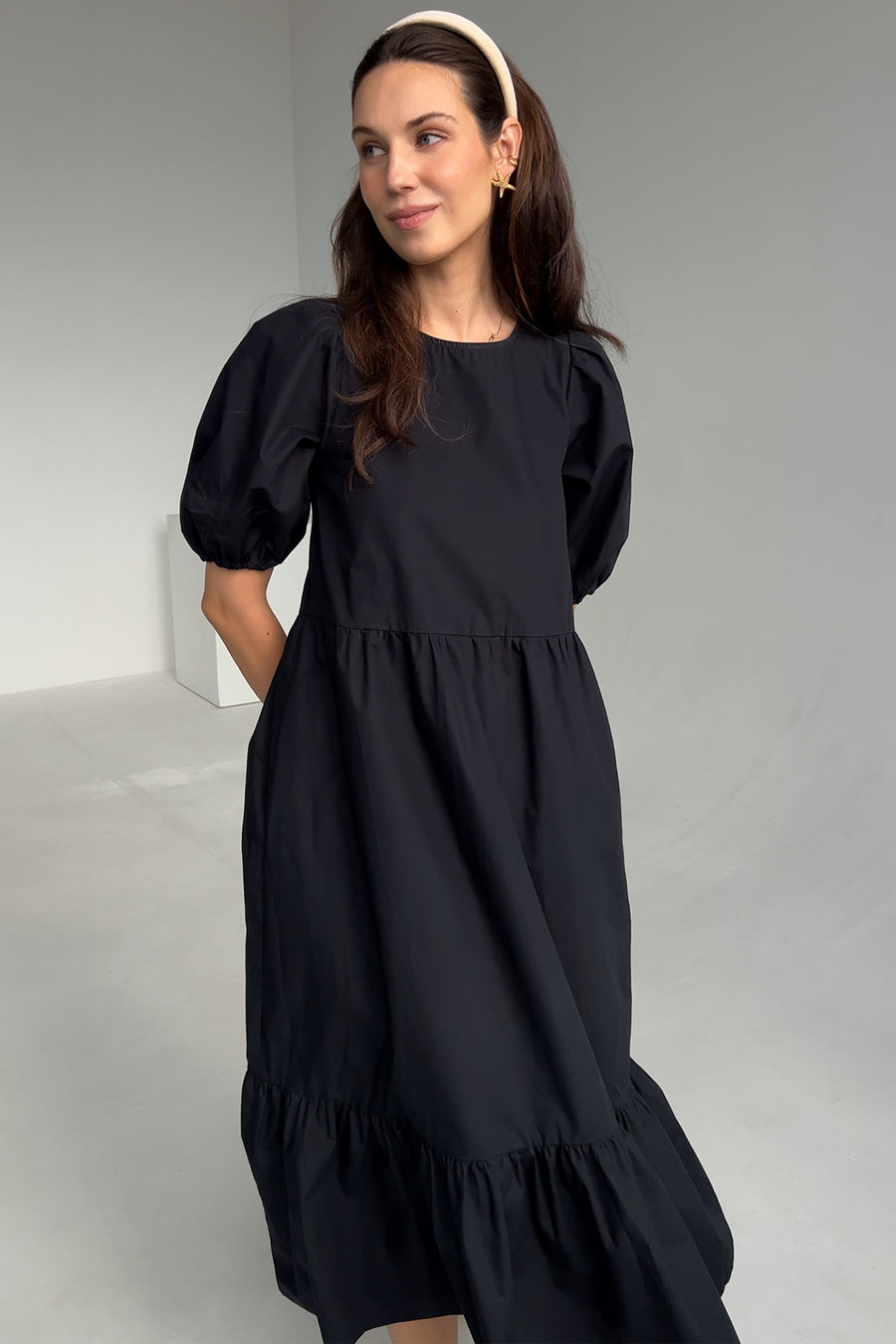 Sukienka z bawełny organicznej / 03 / 22 / onyx black ?Modelka ma 178 cm wzrostu i prezentuje rozmiar M/L?