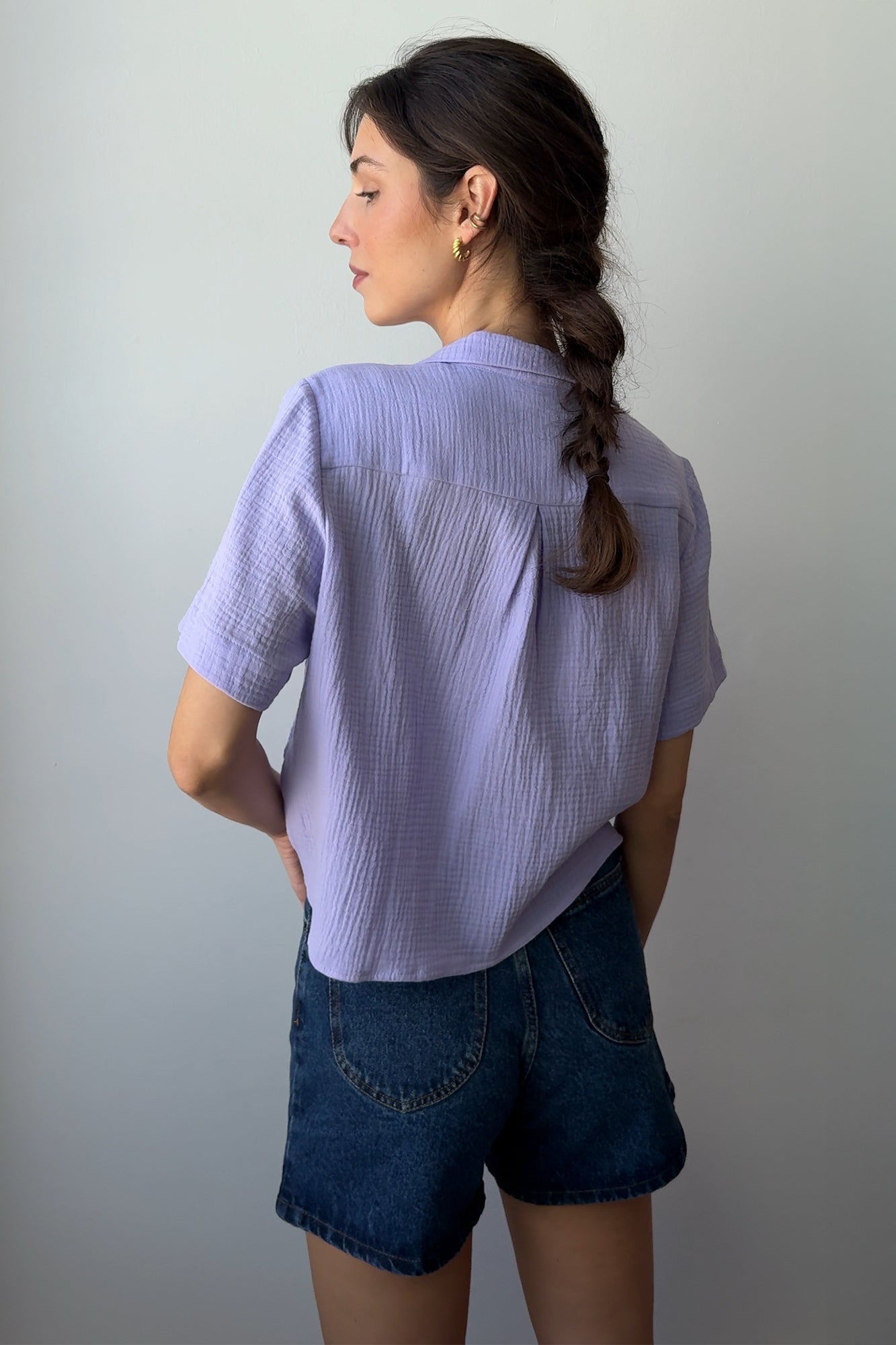 Koszula z muśliniu / 12 / 01 / vibrant lilac ?Modelka ma 178 cm wzrostu i prezentuje rozmiar XS/S?