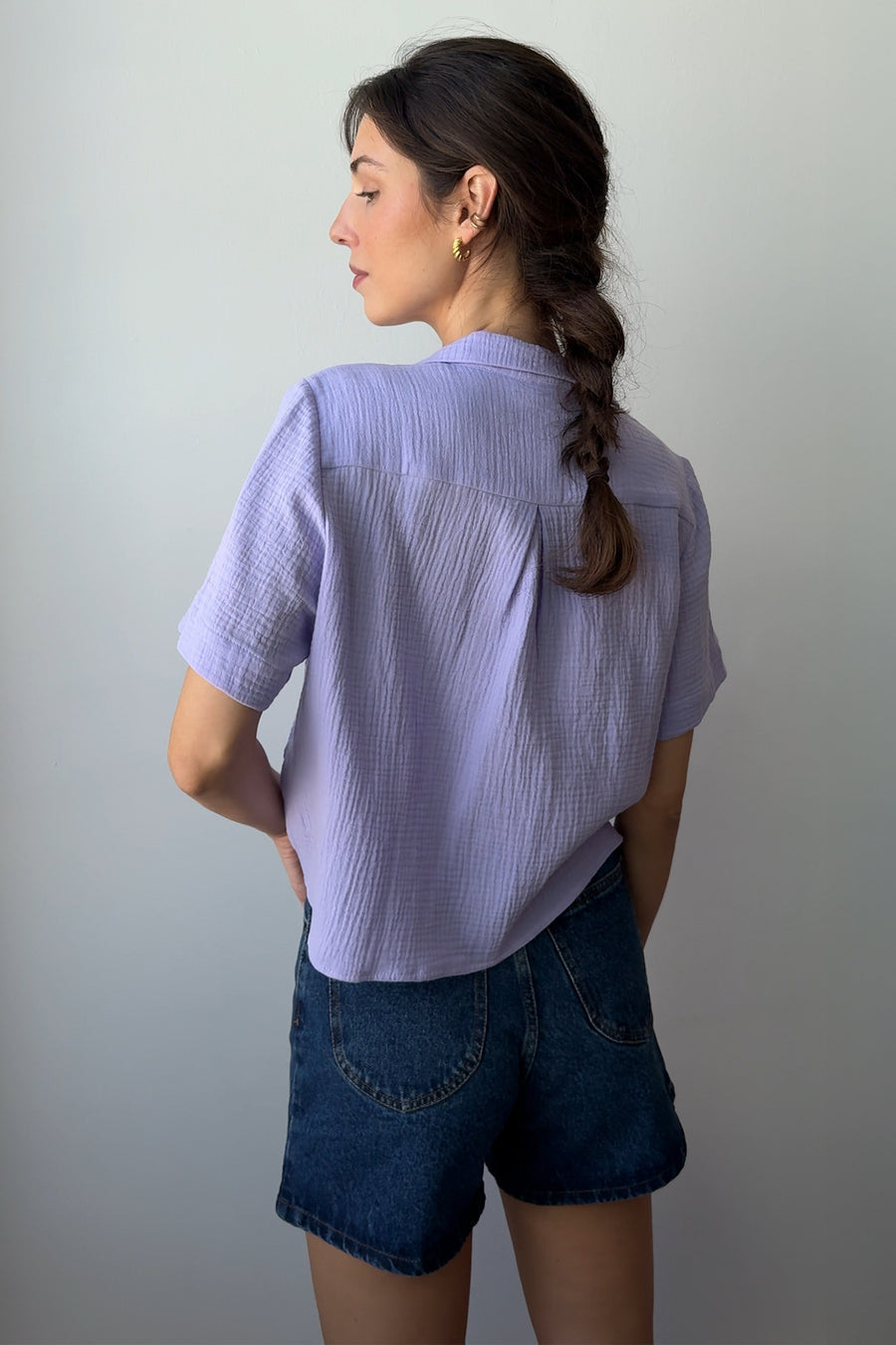Koszula z muśliniu / 12 / 01 / vibrant lilac ?Modelka ma 178 cm wzrostu i prezentuje rozmiar XS/S?
