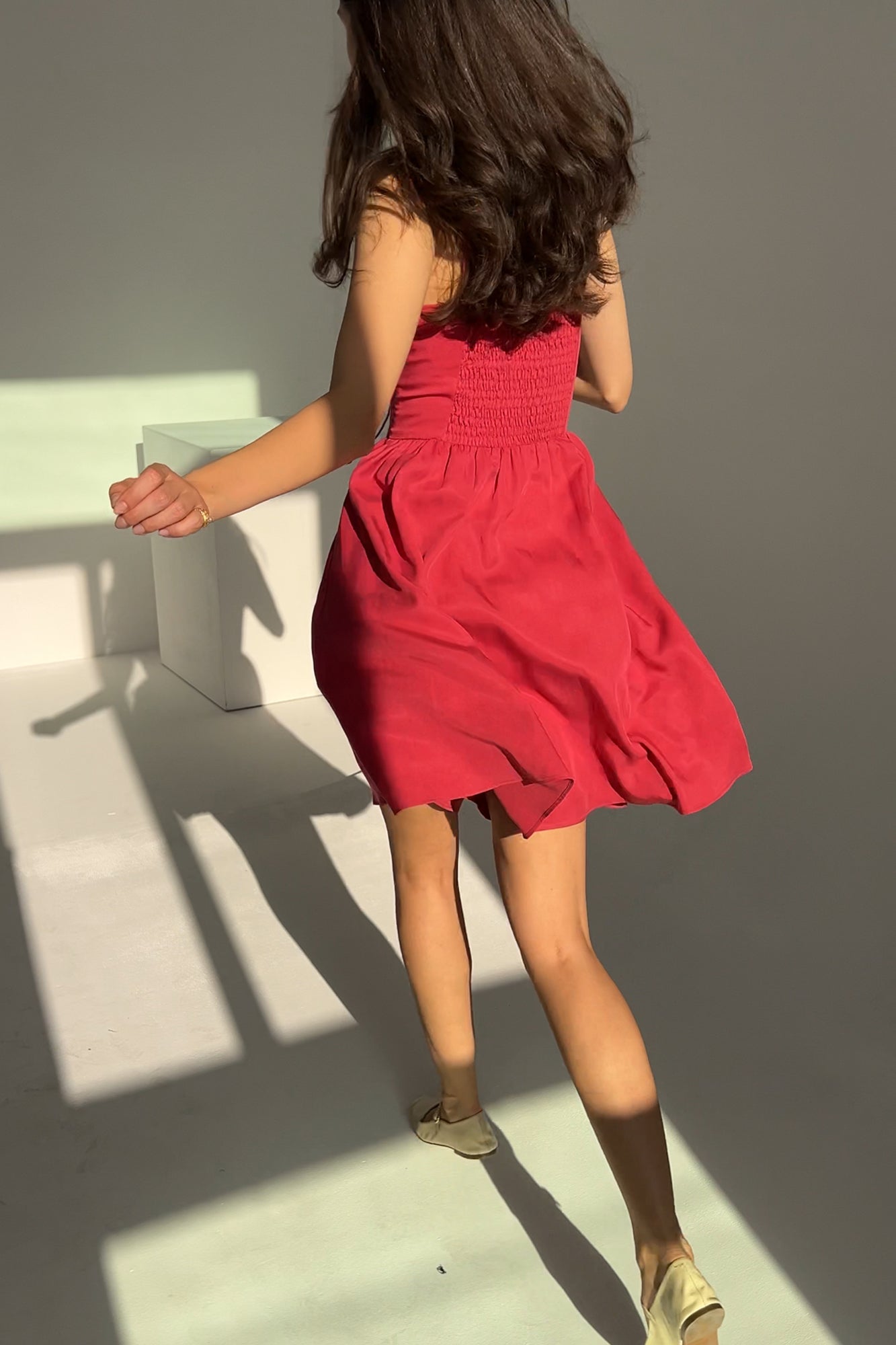 Sukienka z Tencelu™ / 03 / 18 / blush red ?Modelka ma 178 cm wzrostu i prezentuje rozmiar XS?