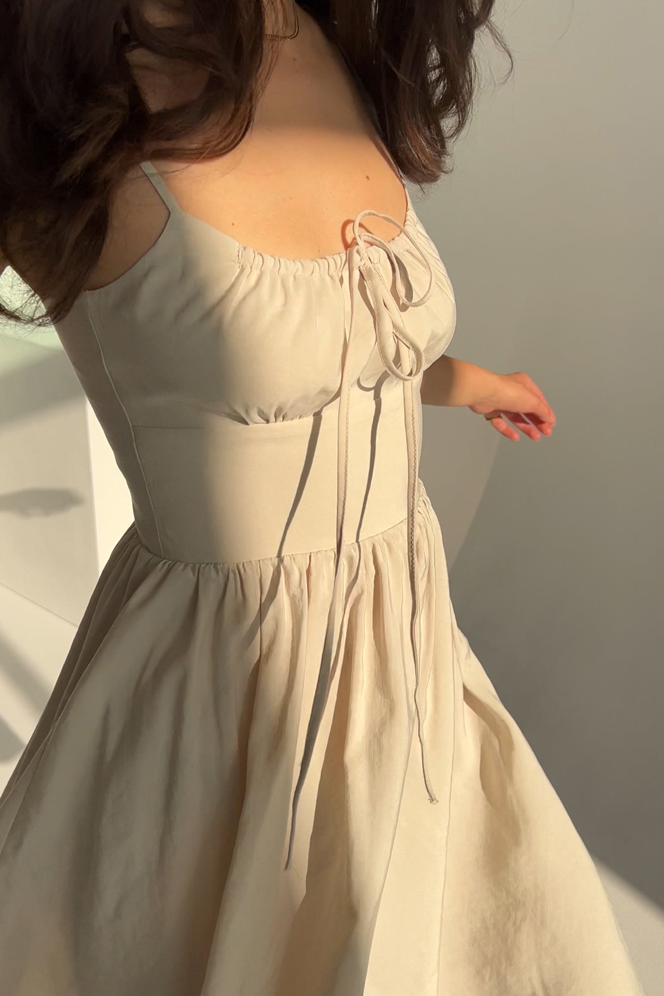 Sukienka z modalu / 03 / 18 / almond milk ?Modelka ma 178 cm wzrostu i prezentuje rozmiar XS?
