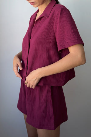 Koszula z muśliniu / 12 / 01 / dark raspberry *szorty-z-muslinu-09-08-dark-raspberry*?Modelka ma 178 cm wzrostu i prezentuje rozmiar XS/S?