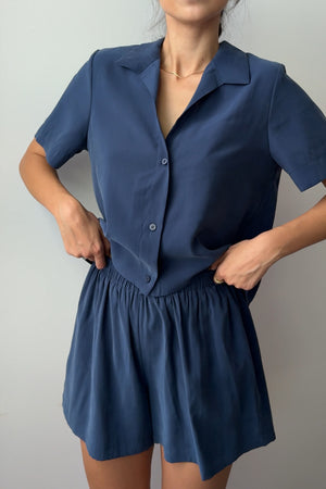 Szorty z Tencelu™ / 09 / 08 / storm blue*koszula-z-tencelu-12-01-storm-blue* ?Modelka ma 178 cm wzrostu i prezentuje rozmiar XS/S?
