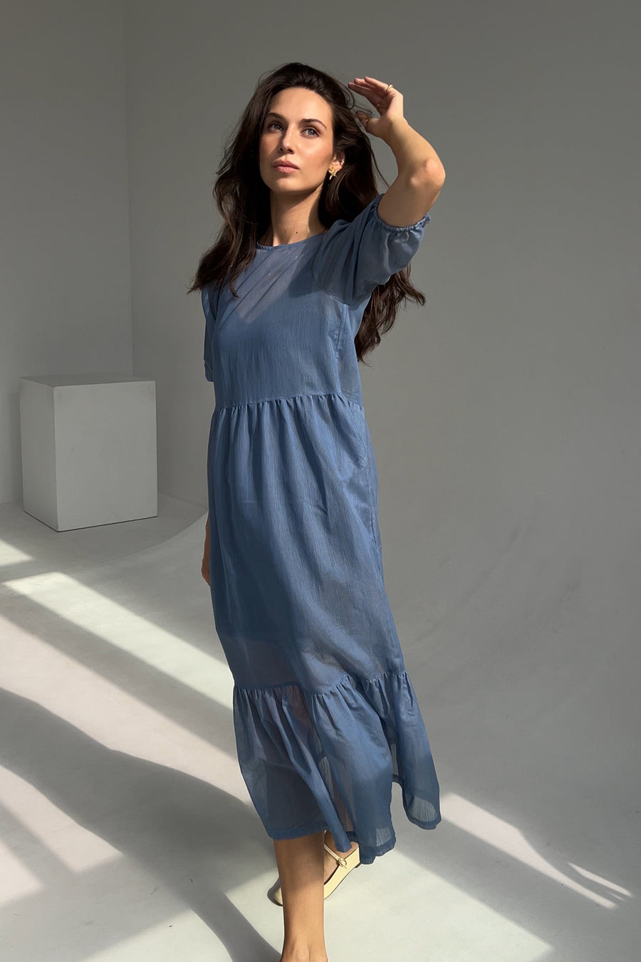 Sukienka z transparentnej wiskozy / 03 / 22 / ice blue ?Modelka ma 178 cm wzrostu i prezentuje rozmiar M/L?