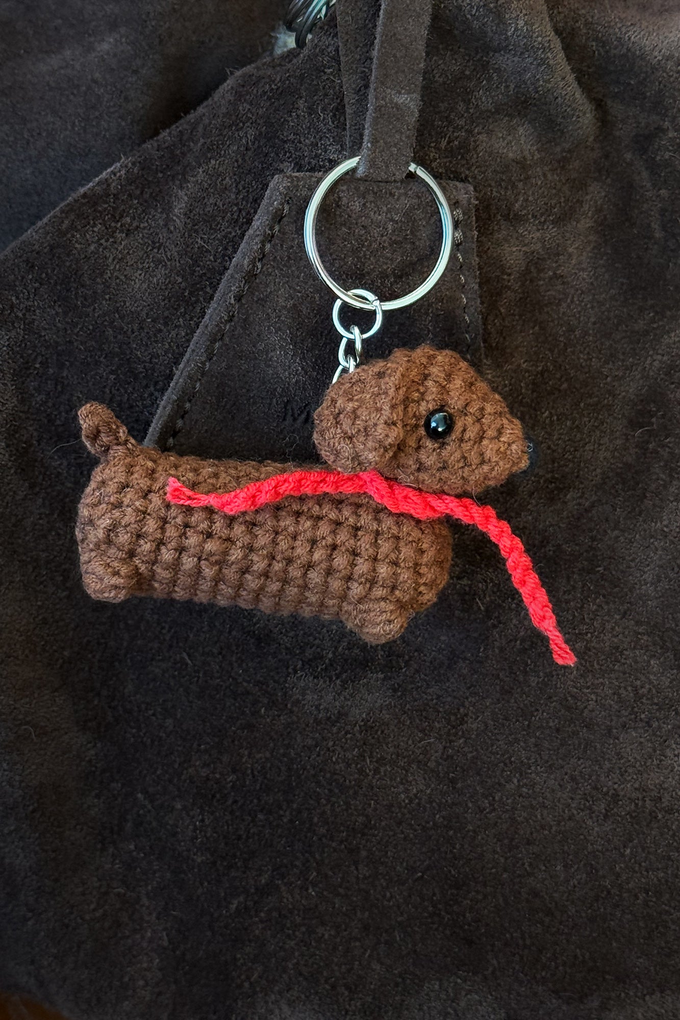 Brelok z jamnikiem / cozy brown