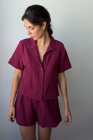 Koszula z muśliniu / 12 / 01 / dark raspberry *szorty-z-muslinu-09-08-dark-raspberry*?Modelka ma 178 cm wzrostu i prezentuje rozmiar XS/S?