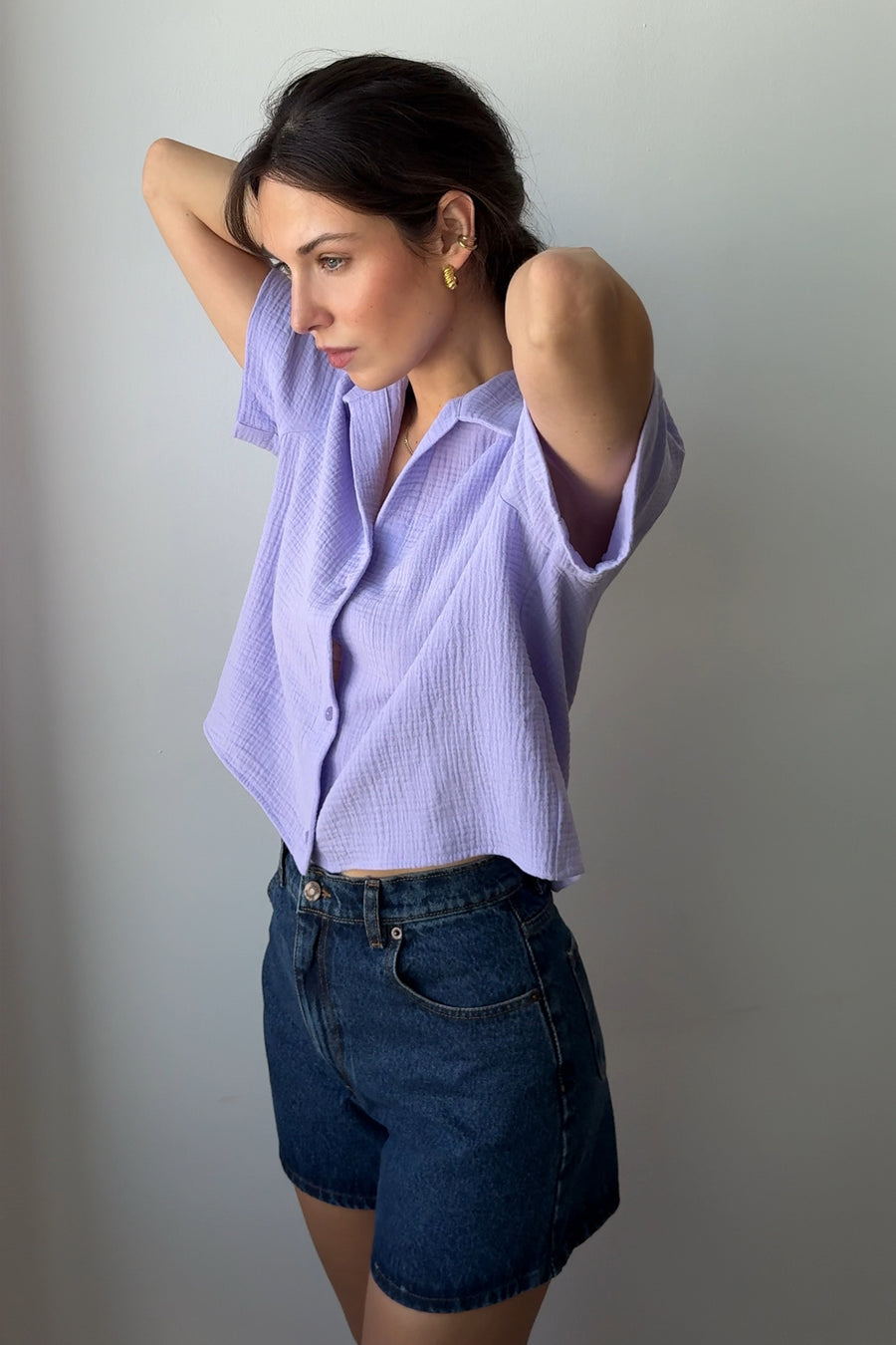 Koszula z muśliniu / 12 / 01 / vibrant lilac ?Modelka ma 178 cm wzrostu i prezentuje rozmiar XS/S?