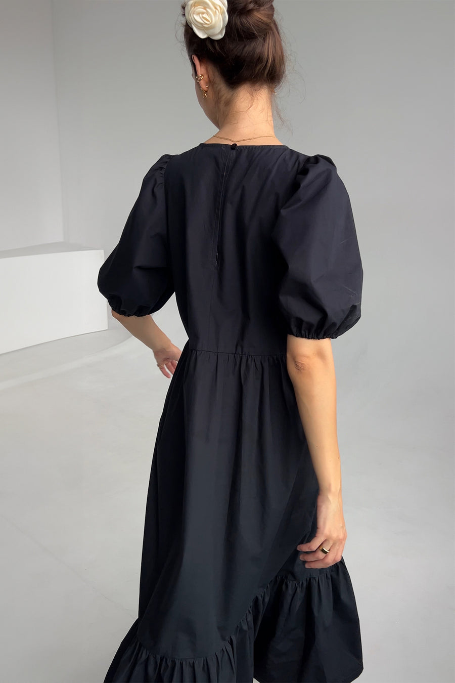 Sukienka z bawełny organicznej / 03 / 22 / onyx black ?Modelka ma 178 cm wzrostu i prezentuje rozmiar M/L?