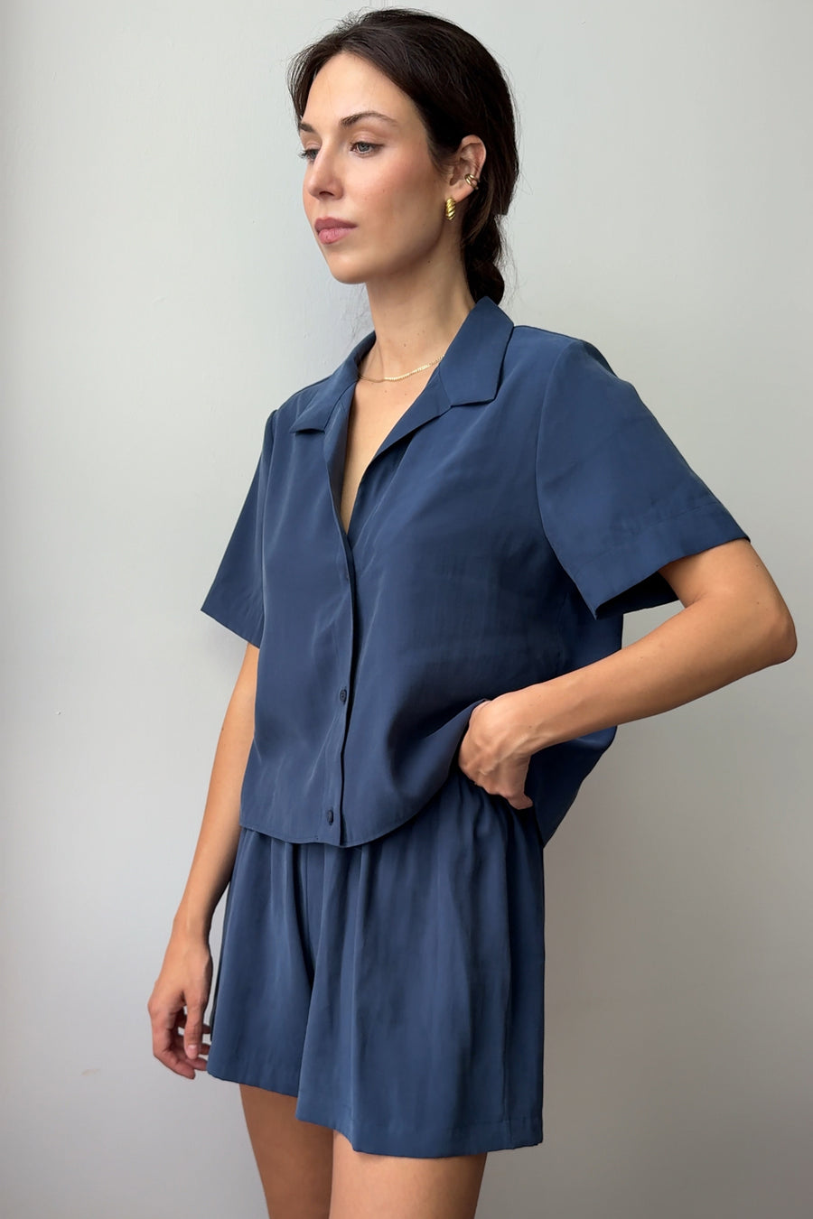 Szorty z Tencelu™ / 09 / 08 / storm blue*koszula-z-tencelu-12-01-storm-blue* ?Modelka ma 178 cm wzrostu i prezentuje rozmiar XS/S?