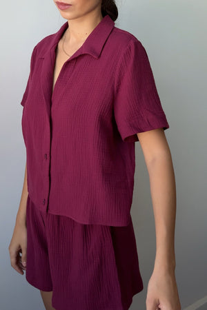 Koszula z muśliniu / 12 / 01 / dark raspberry *szorty-z-muslinu-09-08-dark-raspberry*?Modelka ma 178 cm wzrostu i prezentuje rozmiar XS/S?