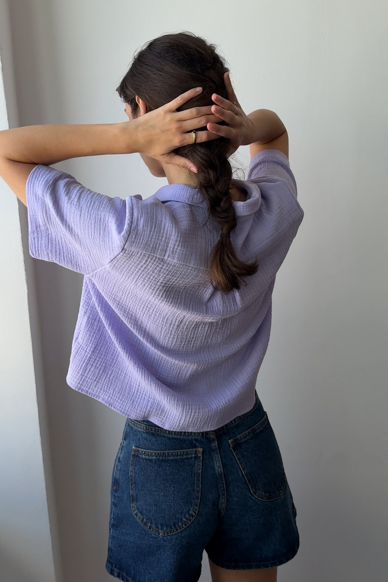Koszula z muśliniu / 12 / 01 / vibrant lilac ?Modelka ma 178 cm wzrostu i prezentuje rozmiar XS/S?