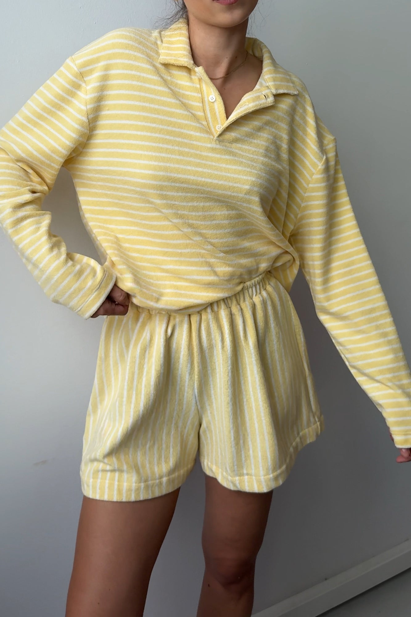  Longsleeve polo z bawełny / 14 / 26 / lemon stripes *szorty-z-bawelny-09-08-lemon-stripes*?Modelka ma 178 cm wzrostu i prezentuje rozmiar S? 