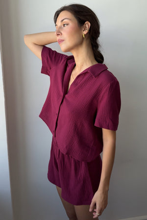 Koszula z muśliniu / 12 / 01 / dark raspberry *szorty-z-muslinu-09-08-dark-raspberry*?Modelka ma 178 cm wzrostu i prezentuje rozmiar XS/S?