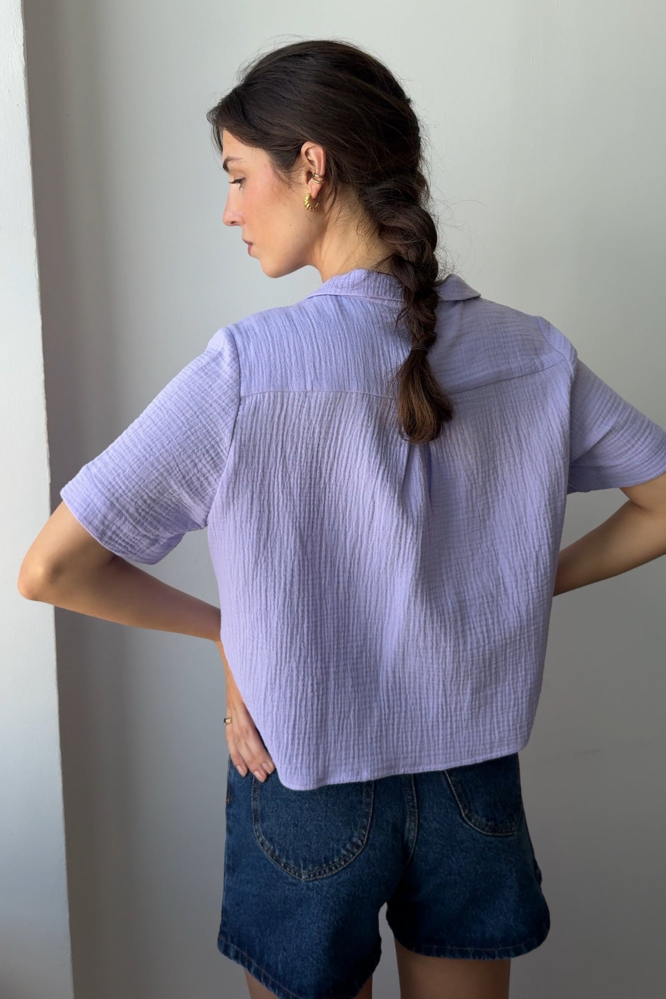 Koszula z muśliniu / 12 / 01 / vibrant lilac ?Modelka ma 178 cm wzrostu i prezentuje rozmiar XS/S?