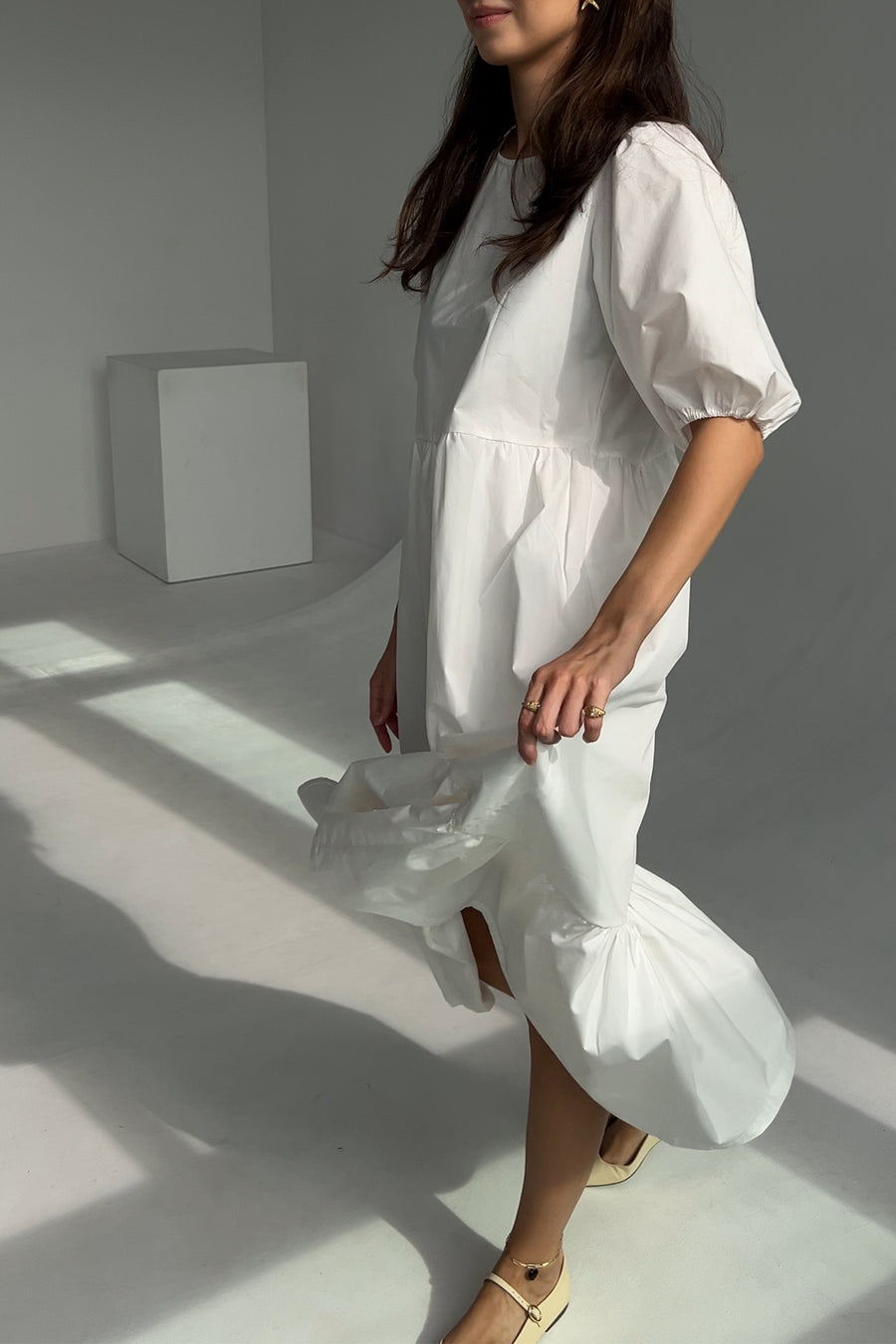 Sukienka z bawełny organicznej / 03 / 22 / cream white?Modelka ma 178 cm wzrostu i prezentuje rozmiar M/L?