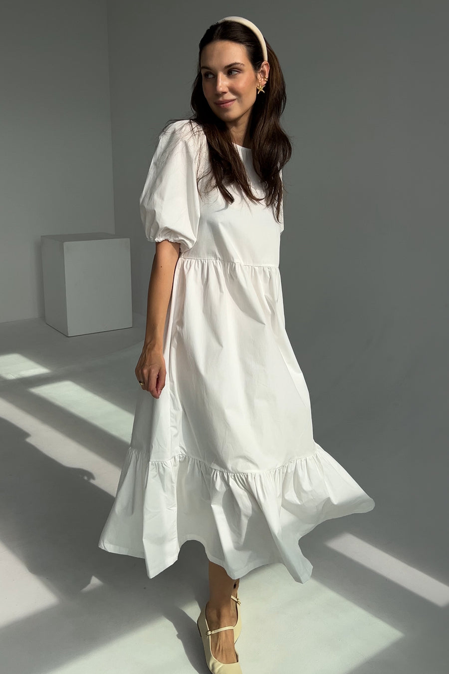 Sukienka z bawełny organicznej / 03 / 22 / cream white?Modelka ma 178 cm wzrostu i prezentuje rozmiar M/L?