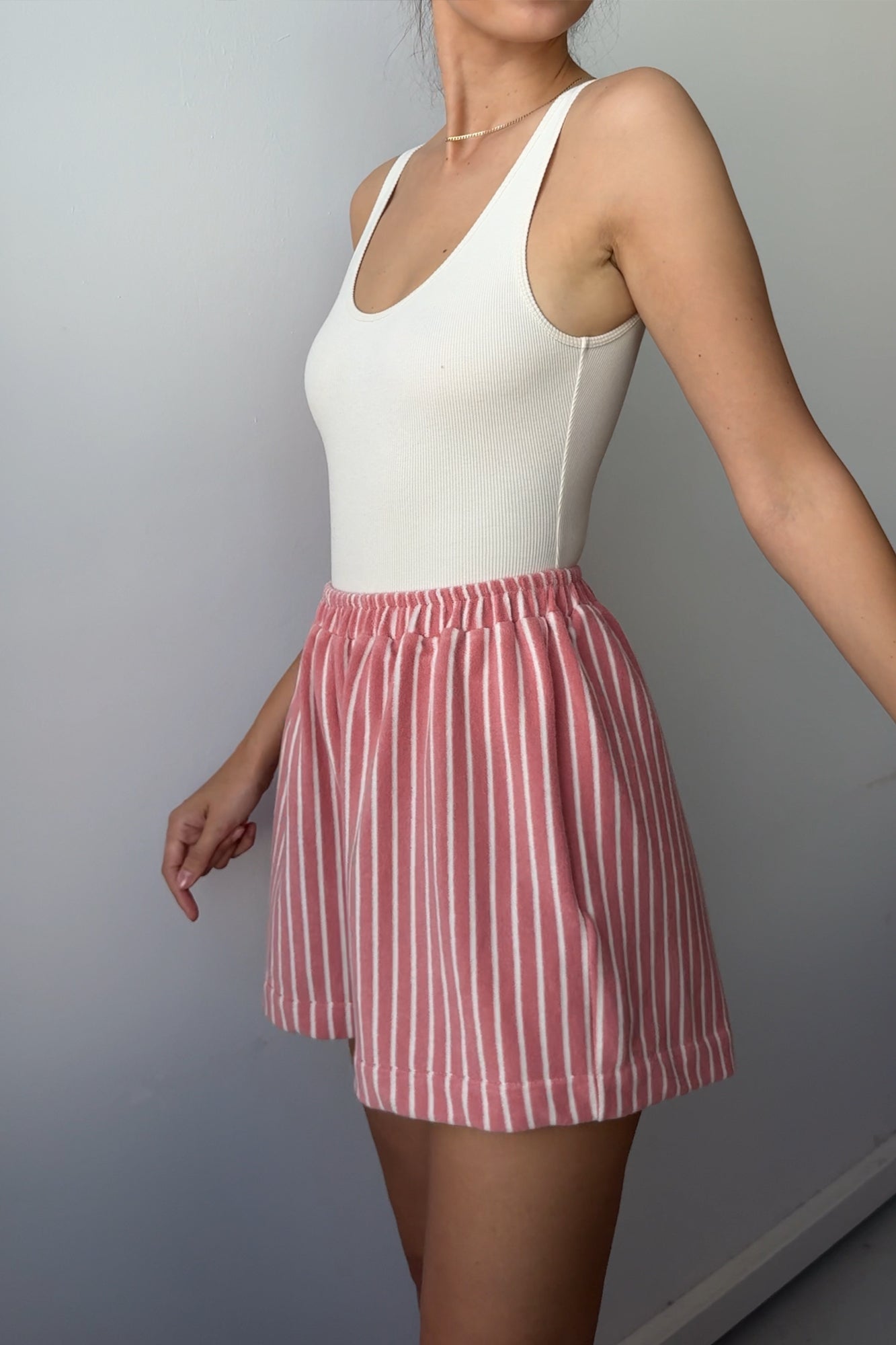 Szorty z bawełny / 09 / 08 / coral stripes *body-z-bawelny-01-10-vanilla-cream*?Modelka ma 178 cm wzrostu i prezentuje rozmiar XS/S?