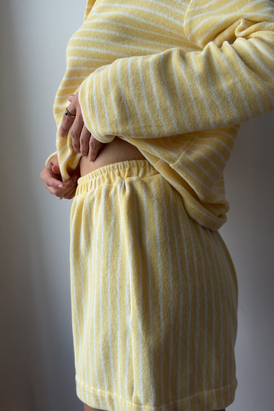 Szorty z bawełny / 09 / 08 / lemon stripes *longsleeve-polo-z-bawelny-14-26-lemon-stripes*?Modelka ma 178 cm wzrostu i prezentuje rozmiar XS/S?