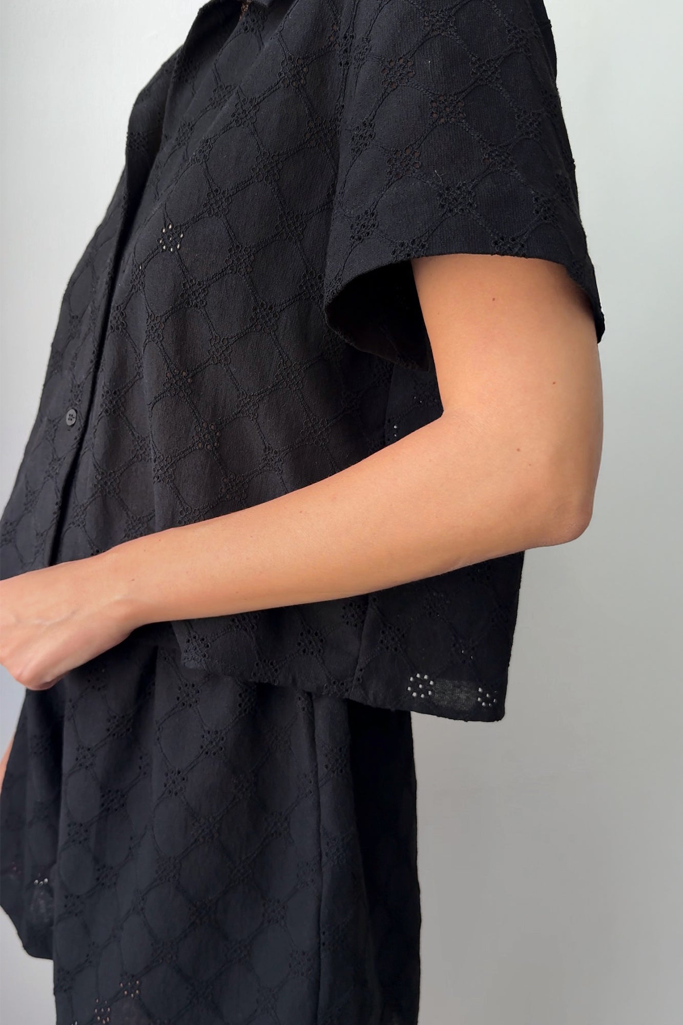 Koszula z bawełny / 12 / 01 / ink black *szorty-z-bawelny-09-08-ink-black*?Modelka ma 178 cm wzrostu i prezentuje rozmiar XS/S?