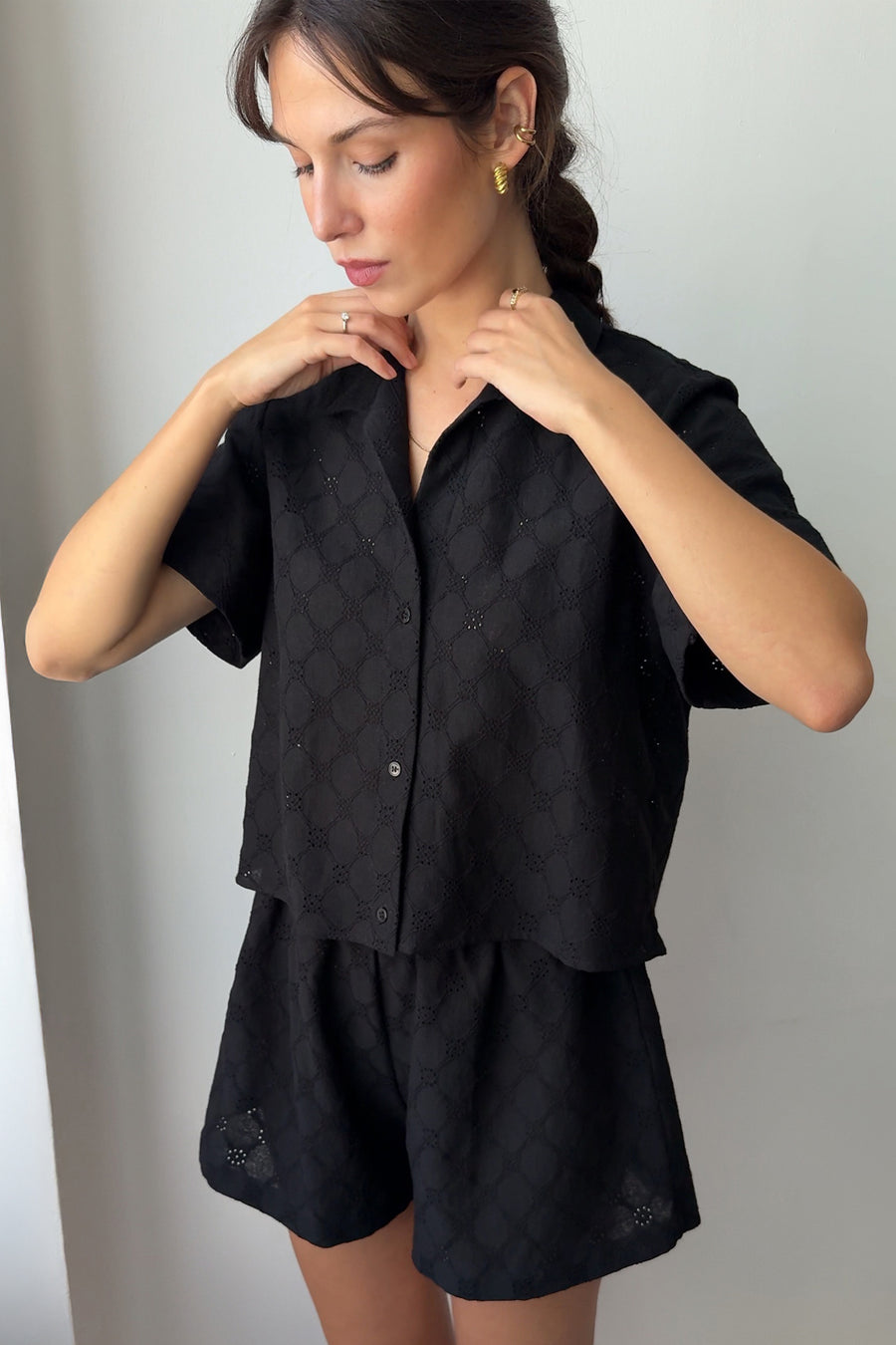 Koszula z bawełny / 12 / 01 / ink black *szorty-z-bawelny-09-08-ink-black*?Modelka ma 178 cm wzrostu i prezentuje rozmiar XS/S?