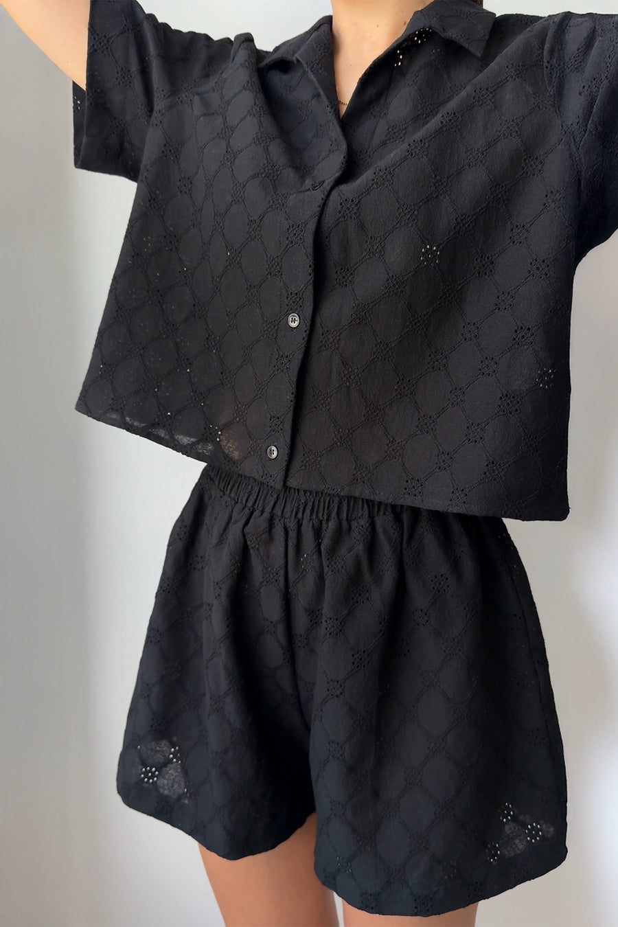 Szorty z bawełny / 09 / 08 / ink black*koszula-z-bawelny-12-01-ink-black*?Modelka ma 178 cm wzrostu i prezentuje rozmiar XS/S?