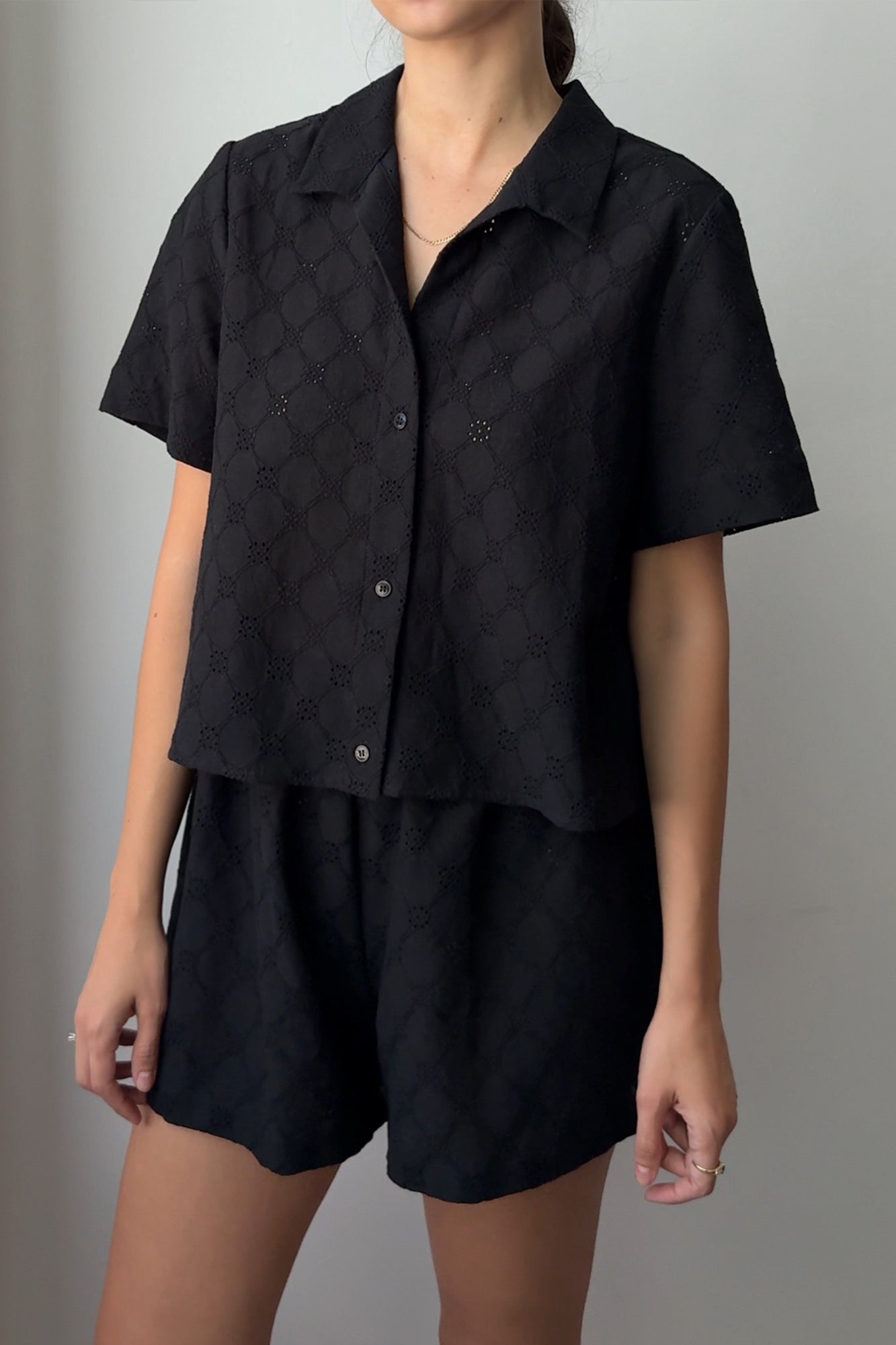 Szorty z bawełny / 09 / 08 / ink black*koszula-z-bawelny-12-01-ink-black*?Modelka ma 178 cm wzrostu i prezentuje rozmiar XS/S?