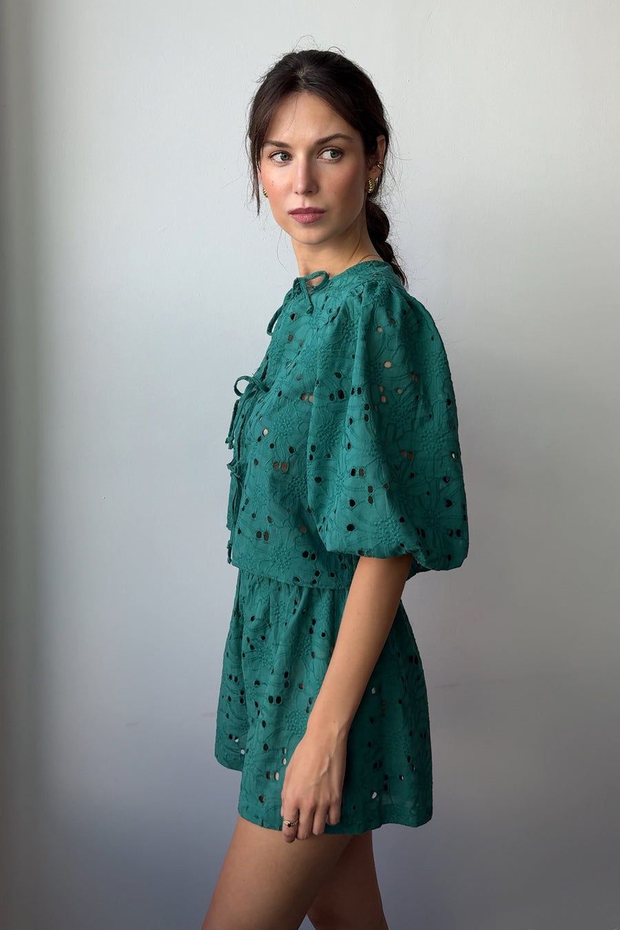 Koszula z bawełny / 12 / 15 / ivy green*szorty-z-bawelny-09-08-ivy-green*?Modelka ma 178 cm wzrostu i prezentuje rozmiar XS/S?