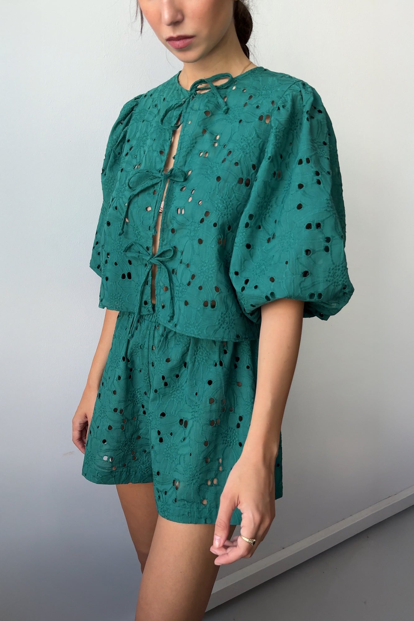 Koszula z bawełny / 12 / 15 / ivy green*szorty-z-bawelny-09-08-ivy-green*?Modelka ma 178 cm wzrostu i prezentuje rozmiar XS/S?